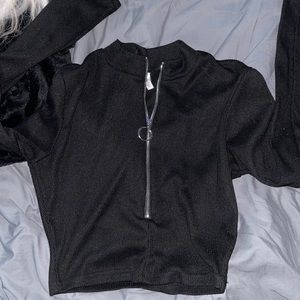 Women’s black long sleeve zip up crop top